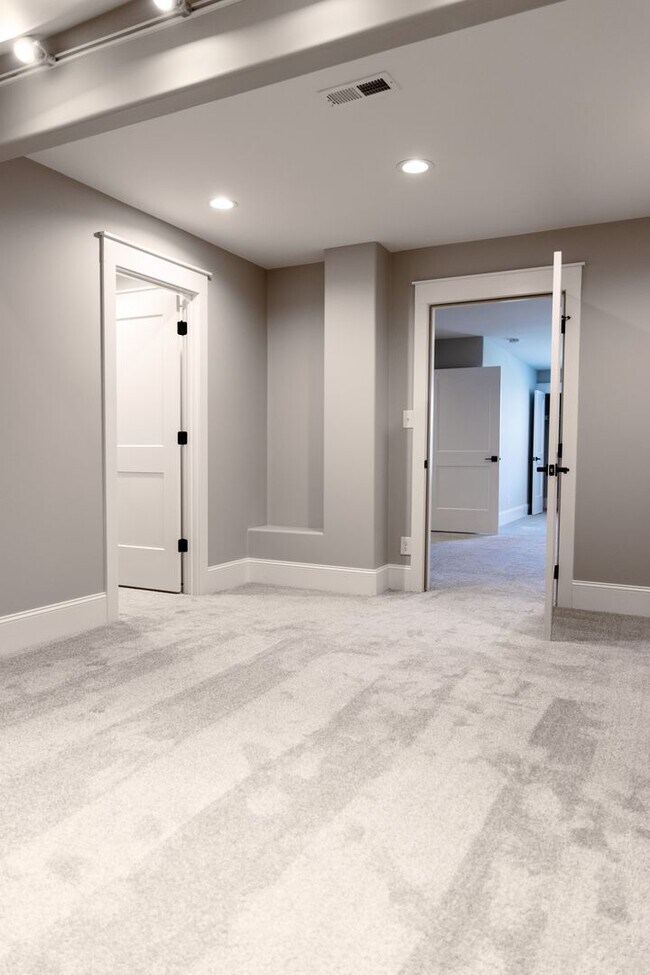 Building Photo - Elegant All-Brick Townhome in a Gated Community in Sango