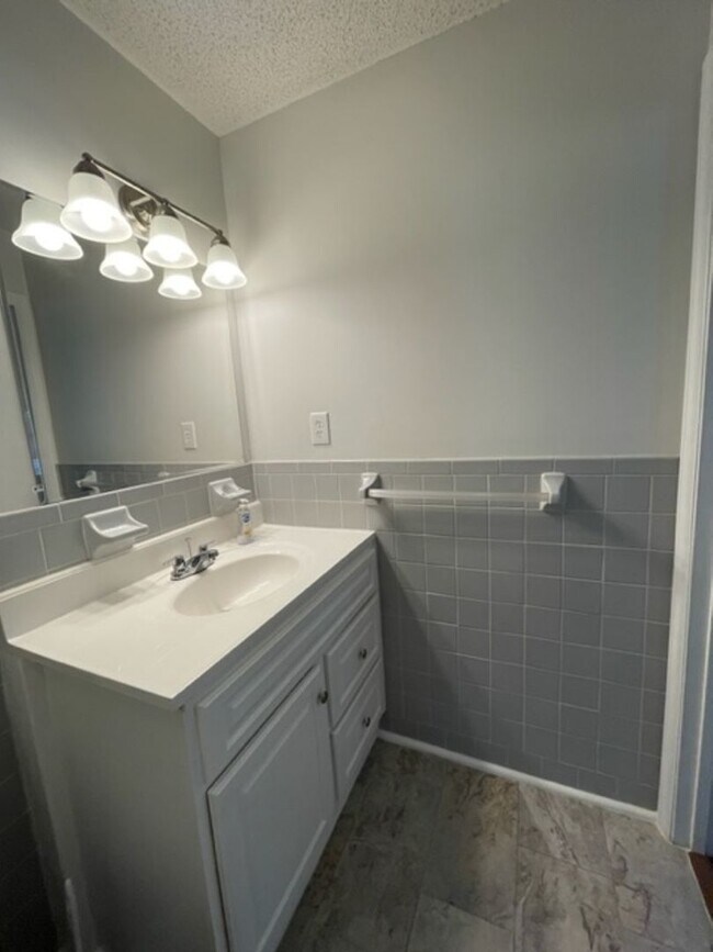 Building Photo - Maryville 37801 - 3 bedroom, 1.5 bath one level hime - Contact Debra Johnson (865) 591-8281