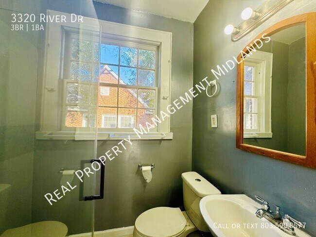 Building Photo - 3320 River Dr