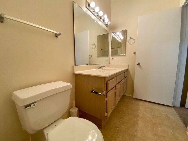Building Photo - RB 2 Br 2 BathPetOK+washer+Dryer All Appl 2 Prkg spots>TEXT 858-774-1574