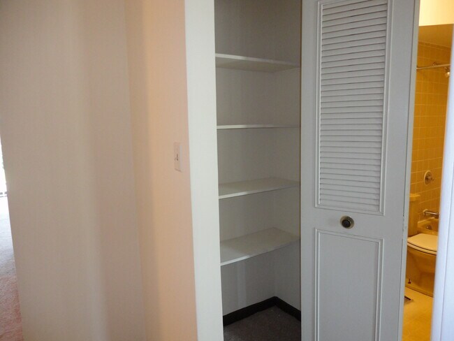 Building Photo - 1446 Carriage Ln