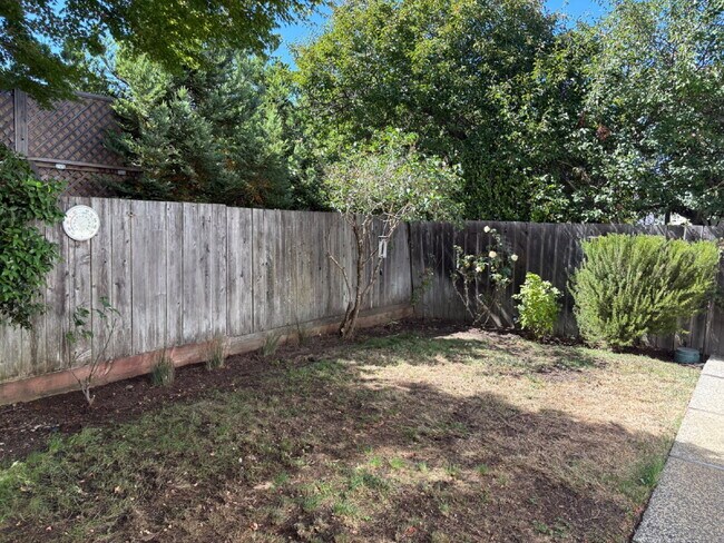 Building Photo - *Move-In Special* Charming 3 bed, 2 bath with office on San Carlos Border