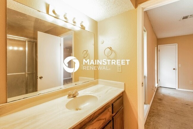 Building Photo - 3 Bedroom Pet-Friendly Home in Oklahoma City, OK with Main Street Renewal