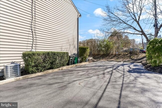 Building Photo - 317 N Olive St