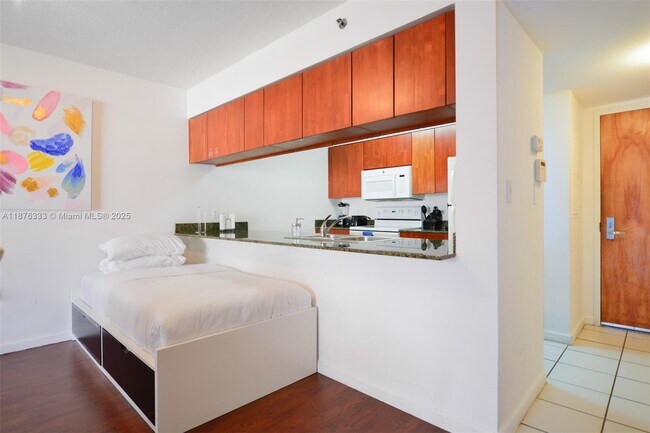 Building Photo - 1200 Brickell Bay Dr