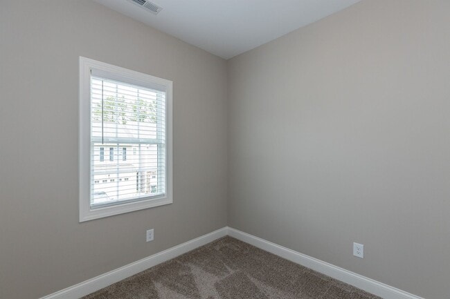 Building Photo - 3 bedroom/2.5 Bath End Unit Townhome in Ho...