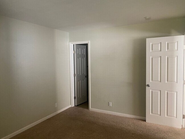 Building Photo - Light and Bright Monterey Condo!