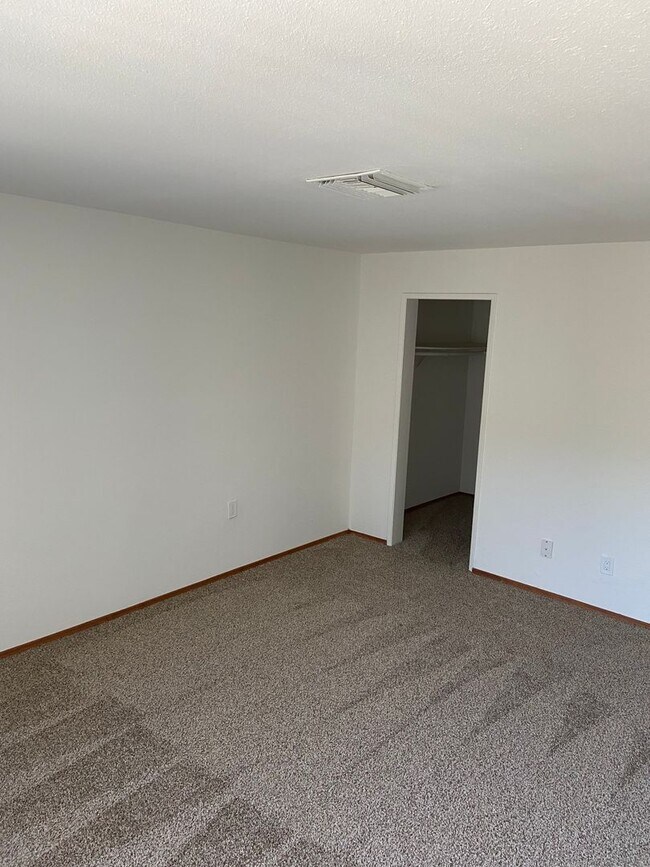 Building Photo - 3832 Fifth Ave