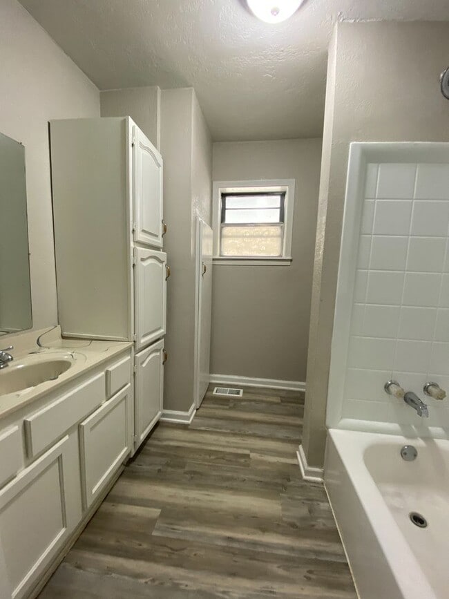 Building Photo - Huge 4 Bedroom in West Tulsa
