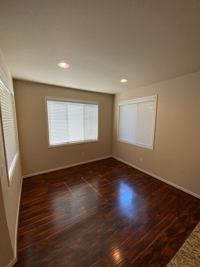 Building Photo - AVAILABLE NOW!! Puyallup 4bdr 2.5bath home...