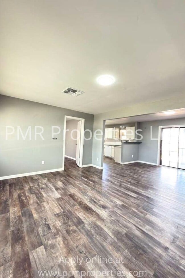 Building Photo - 4 Bedrooms / 2.5 Bathrooms House