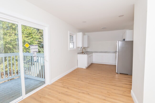 Building Photo - 84 Pembroke Ave