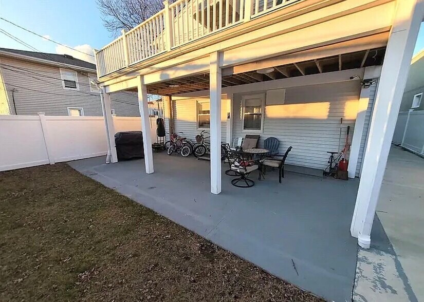 Building Photo - 516 E State St