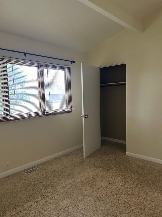 Building Photo - 3 Bedroom, 1.5 Bathroom House