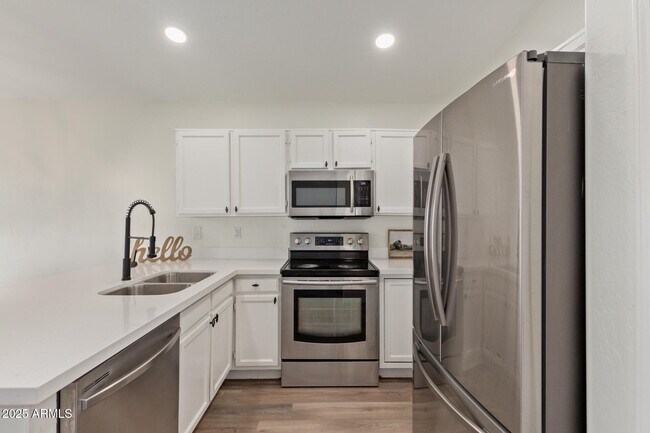 Building Photo - 829 N Bluejay Dr