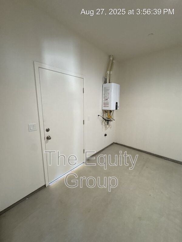 Building Photo - 4116 E Kaweah Ave