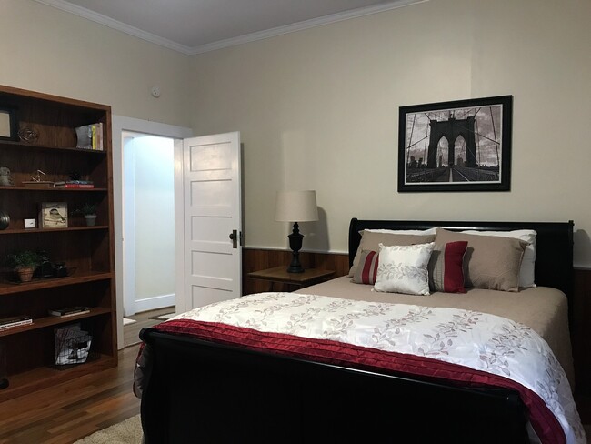 Building Photo - Furnished & Inviting Rental Between South ...