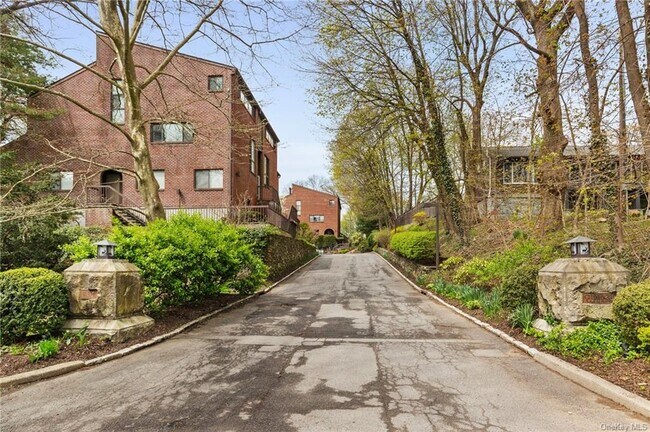 Building Photo - 150 N Bedford Rd