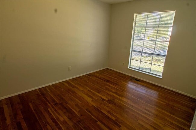 Building Photo - Spacious 3 bedroom 1.5 bath ranch