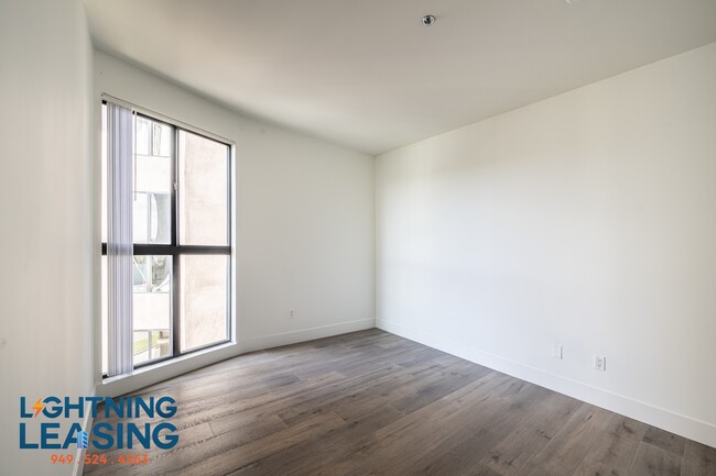 Building Photo - 8811 Burton Way