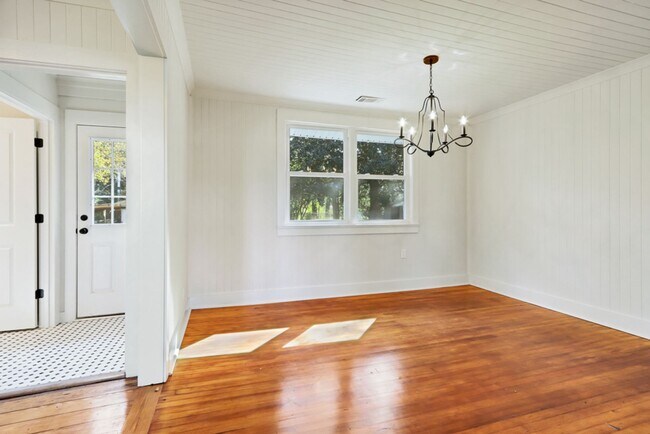 Building Photo - Great location