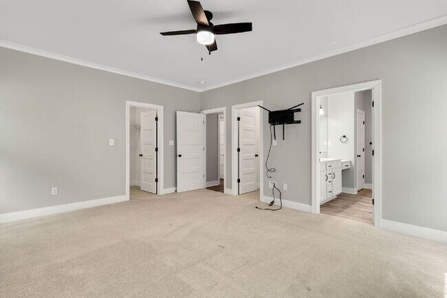 Building Photo - Spacious 5-Bedroom Home in The Highlands