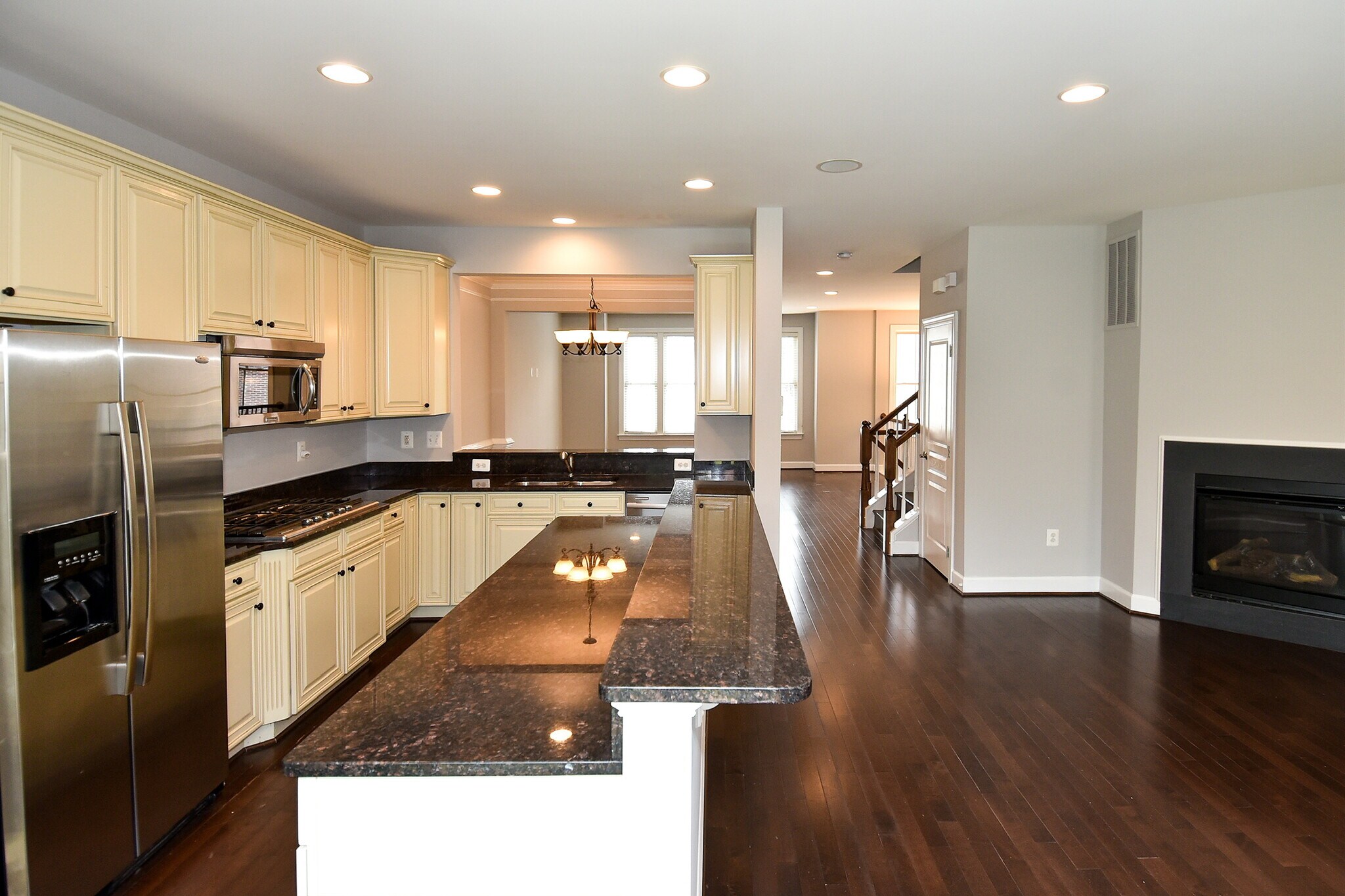 Building Photo - 2602 S Kenmore Ct
