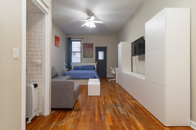 Building Photo - 250 E 82nd St