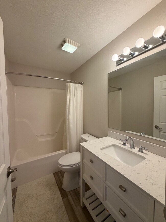 Building Photo - "Charming 4-Bedroom Home with 2.5 Baths on Knox Avenue – A Cozy Retreat in Hollister, MO!"