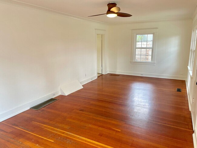 Building Photo - Classic 1922 Alameda Home with Beautiful A...