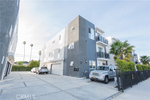 Building Photo - 2725 S La Brea Ave