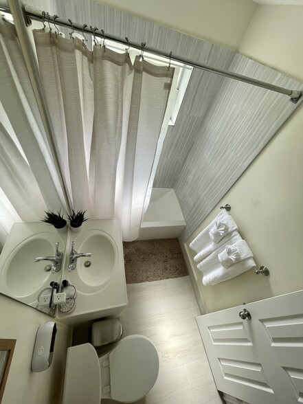 Building Photo - 307 E Kalmia Dr