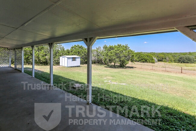 Building Photo - 320 Armadillo Ln