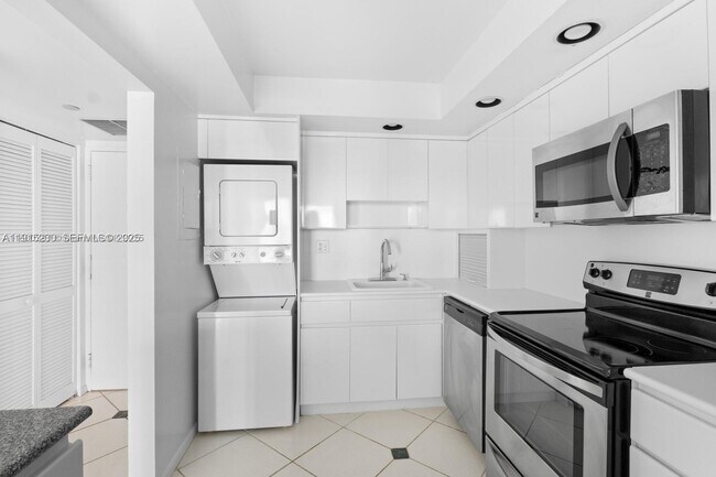 Building Photo - 1865 Brickell Ave