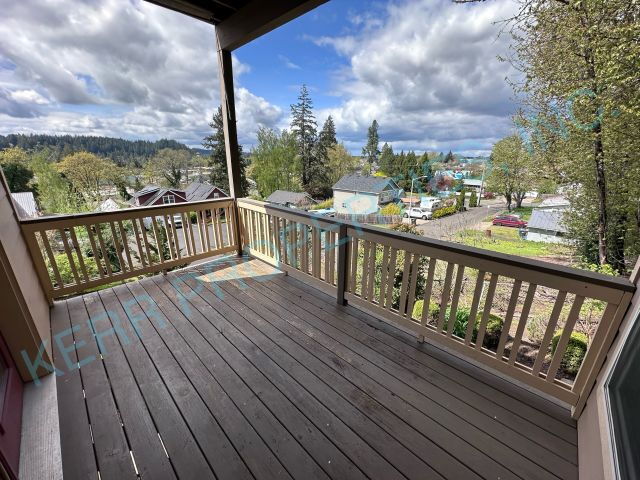 Building Photo - THE FIRST MONTH'S RENT IS FREE! Charming 3-Bedroom Tri-Level Retreat in Estacada with Spacious 19...