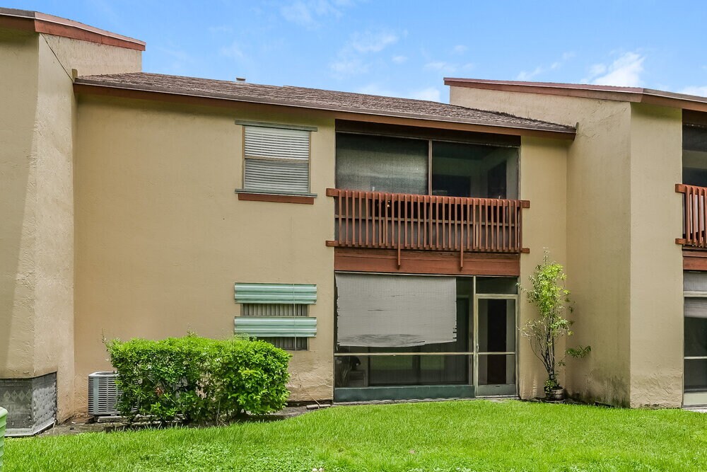 Building Photo - 304 Lakeview Dr E