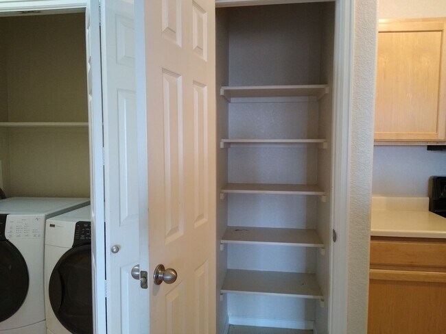 Building Photo - Super Fly 1 Bedroom with Large Study, 1 1/...