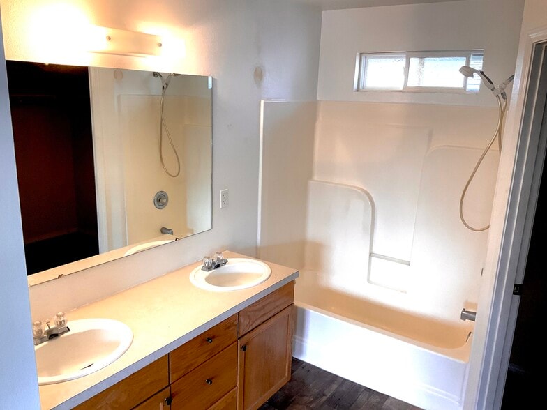 Master Bath - 459 W State St