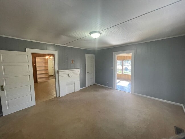 Building Photo - 2 bedroom 1 bath house available