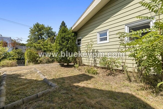 Building Photo - Fabulous Bungalow with 2 Beds, 1.5 Bathroo...