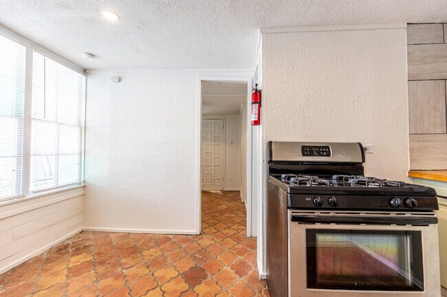 Building Photo - 426 W Woodlawn Ave