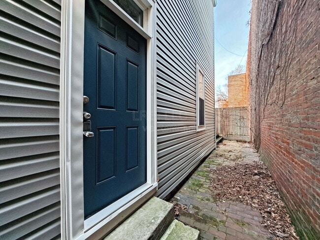 Building Photo - 925 E Madison St