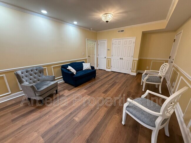 Building Photo - 701 W Locust St