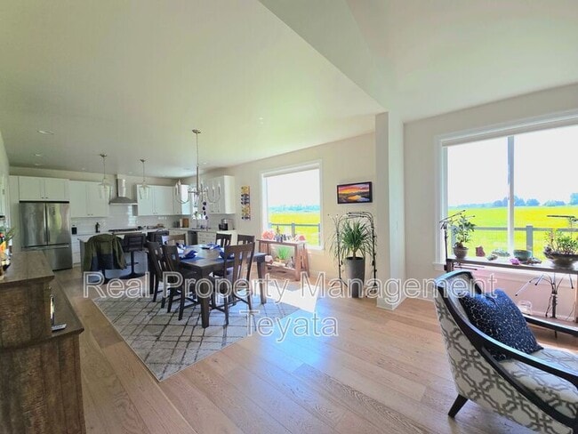 Building Photo - 810 Sisters Ct