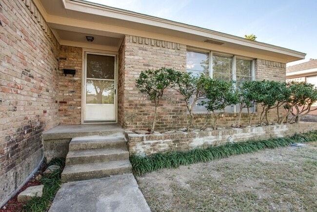 Building Photo - No Application Fees* $500 off 1st months r...