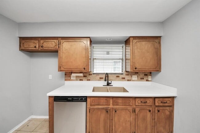 Building Photo - 2318 Hearne Dr