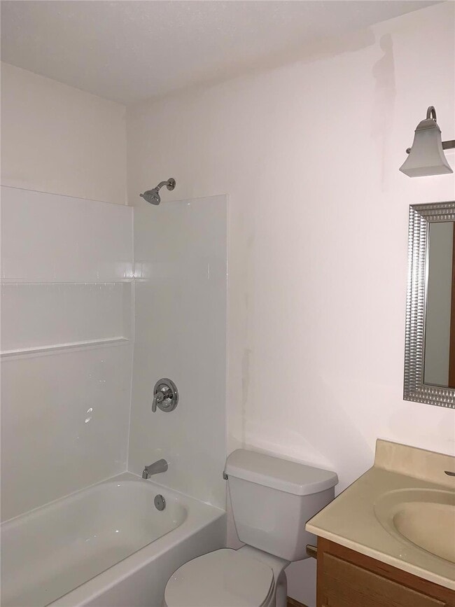 Building Photo - 117 Twin Oaks Dr