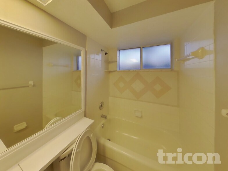 Building Photo - 8421 Bay Dr