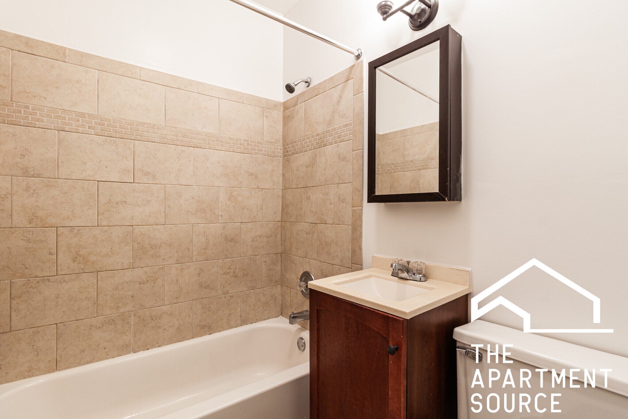 Building Photo - 809 W Cornelia Ave