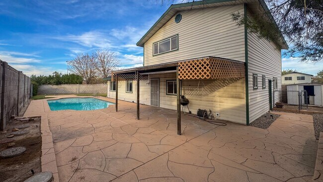 Building Photo - Move-In Ready 3-Bedroom with Pool / Lawn and Pool Service Included!